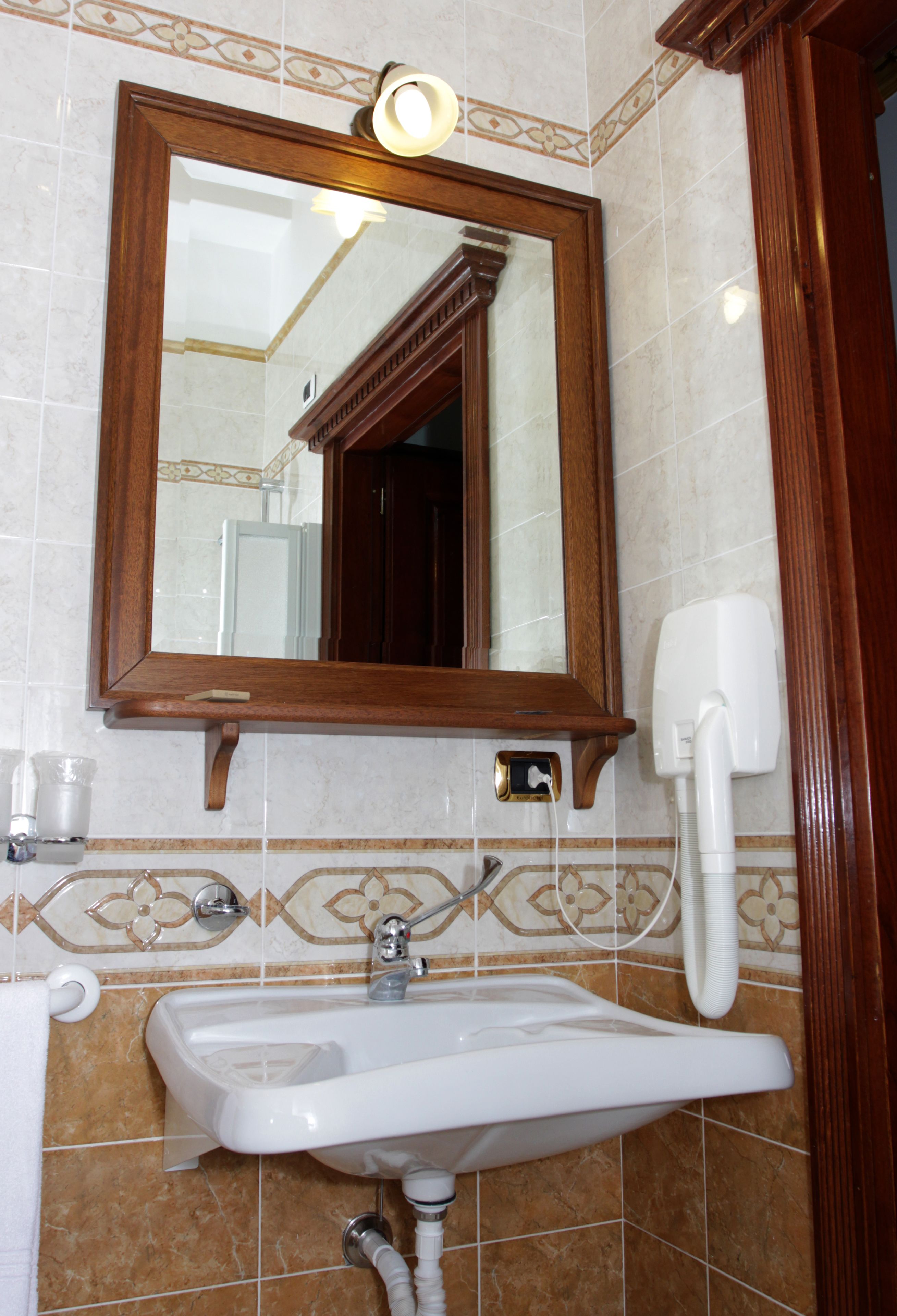 deluxe double room single use | bathroom sink