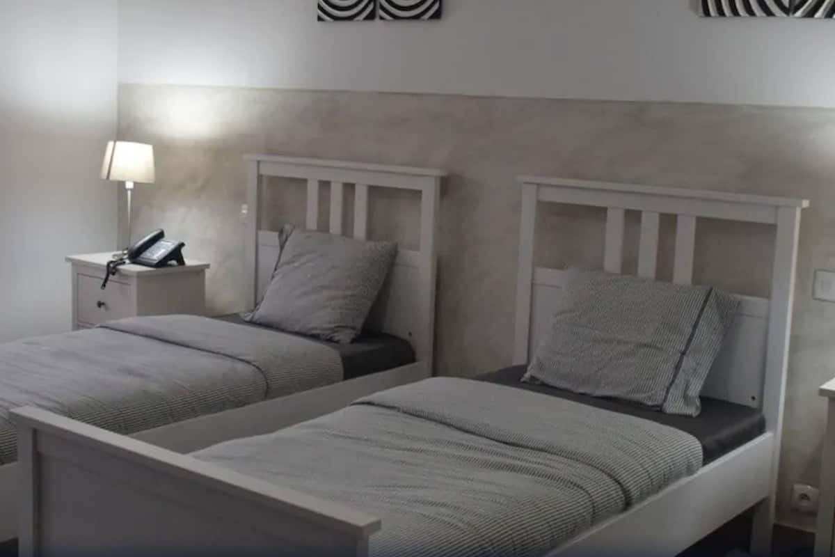 standard twin room | 1 bedroom, minibar, in-room safe, desk