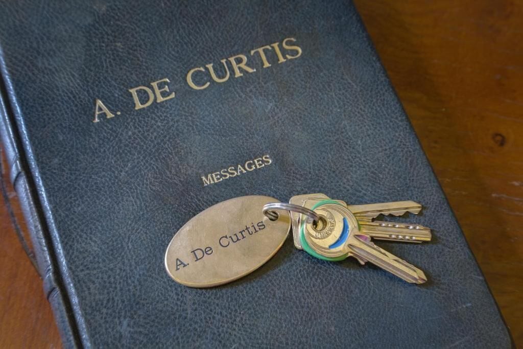 A book titled 'A. De Curtis Messages' with a keychain attached.