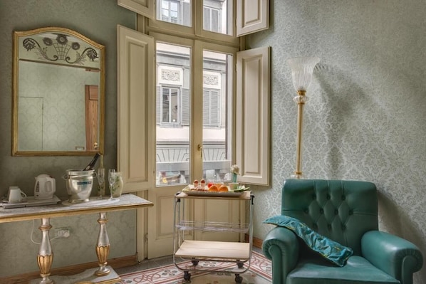 ملاءات من القطن المصري وأغطية فراش متميزة وألحفة محشوة بالريش وميني بار