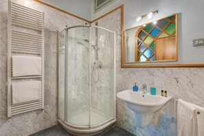 Egyptian cotton sheets, premium bedding, down comforters, minibar - Cavour 10 (Florence)