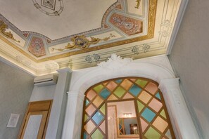 ملاءات من القطن المصري وأغطية فراش متميزة وألحفة محشوة بالريش وميني بار