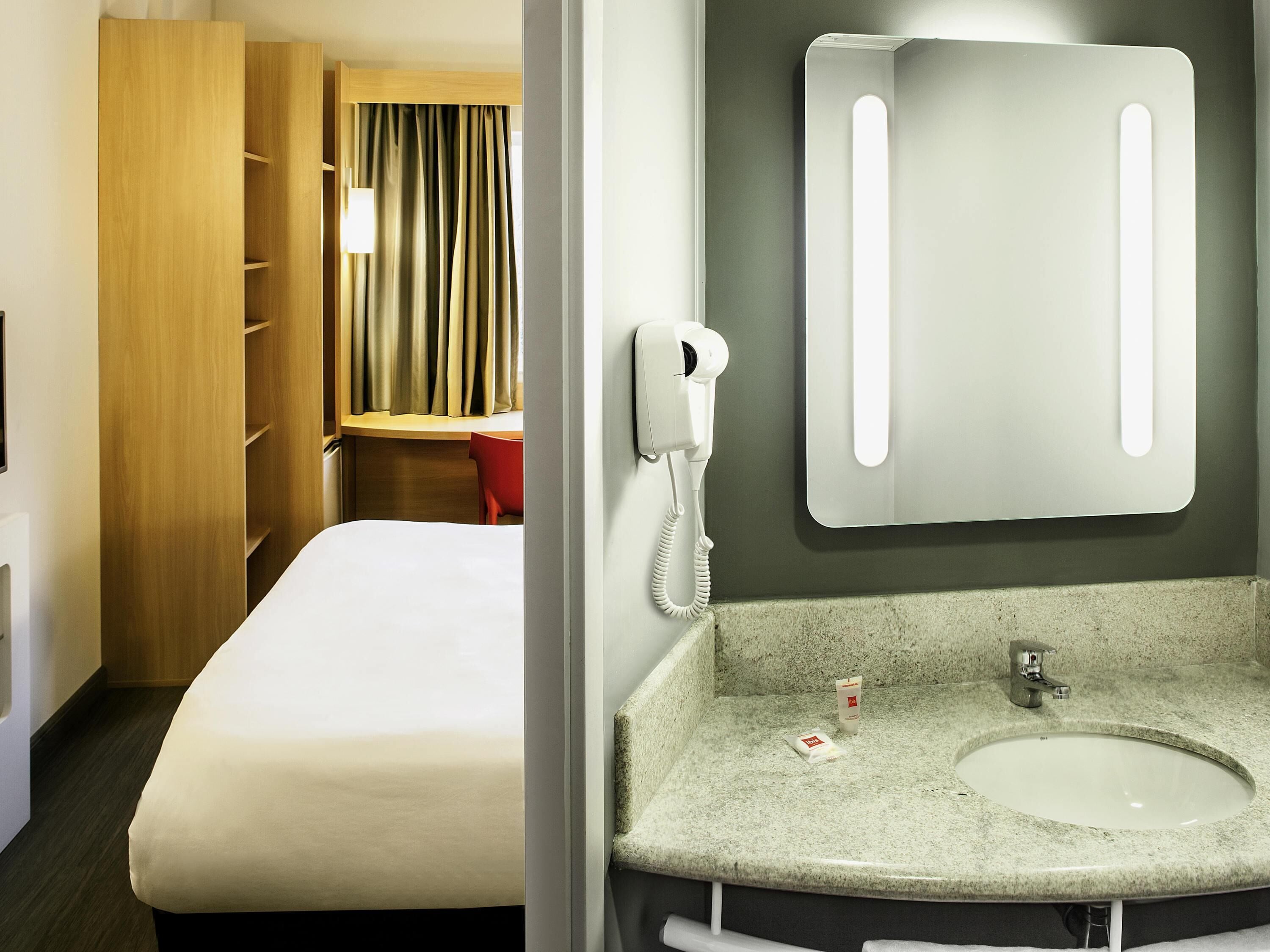 Minibar, wifi gratis y ropa de cama 