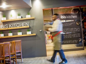 朝食、ラン チ、ディナーに営業
