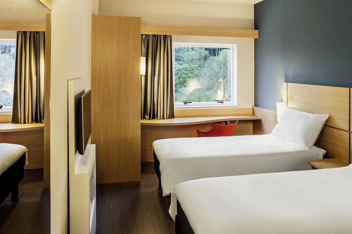 Standard Apartment, 2 Twin Beds | Minibar, WiFi (free), bed sheets