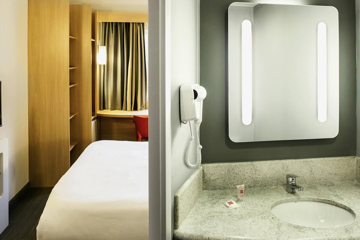 Minibar, wifi gratis, ropa de cama