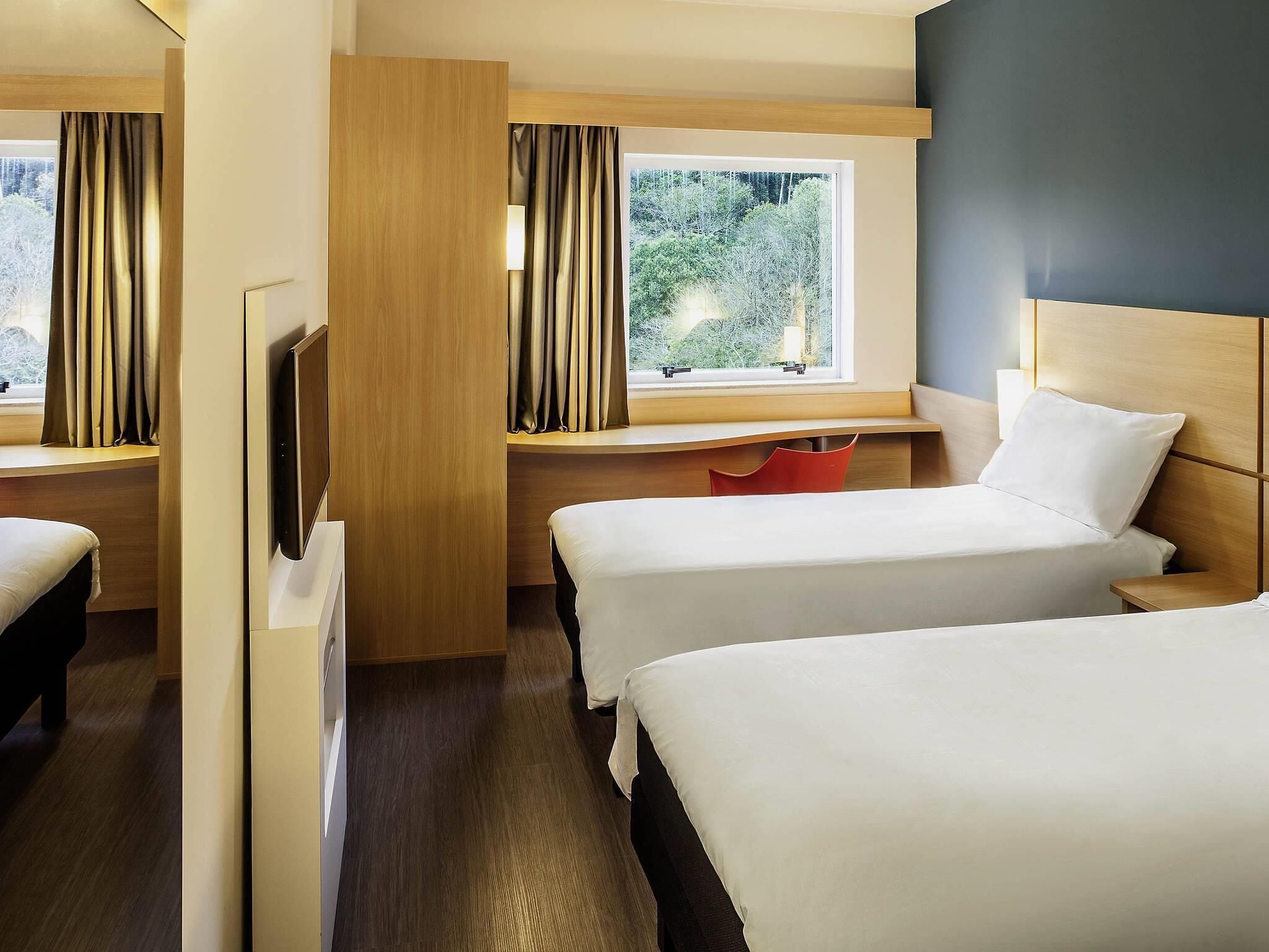 Apartamento standard, 2 camas de solteiro | Frigobar, Wi-Fi de cortesia, roupa de cama