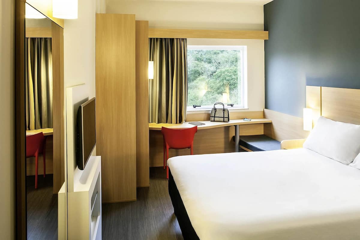 Standard Room, 1 Double Bed | Minibar, WiFi (free), bed sheets
