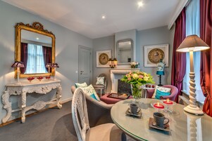 Luxury Suite, Canal View | Living room