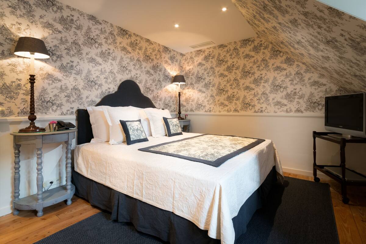 Junior suite, uitzicht op het water | 1 slaapkamer, een minibar, een kluis op de kamer, een bureau
