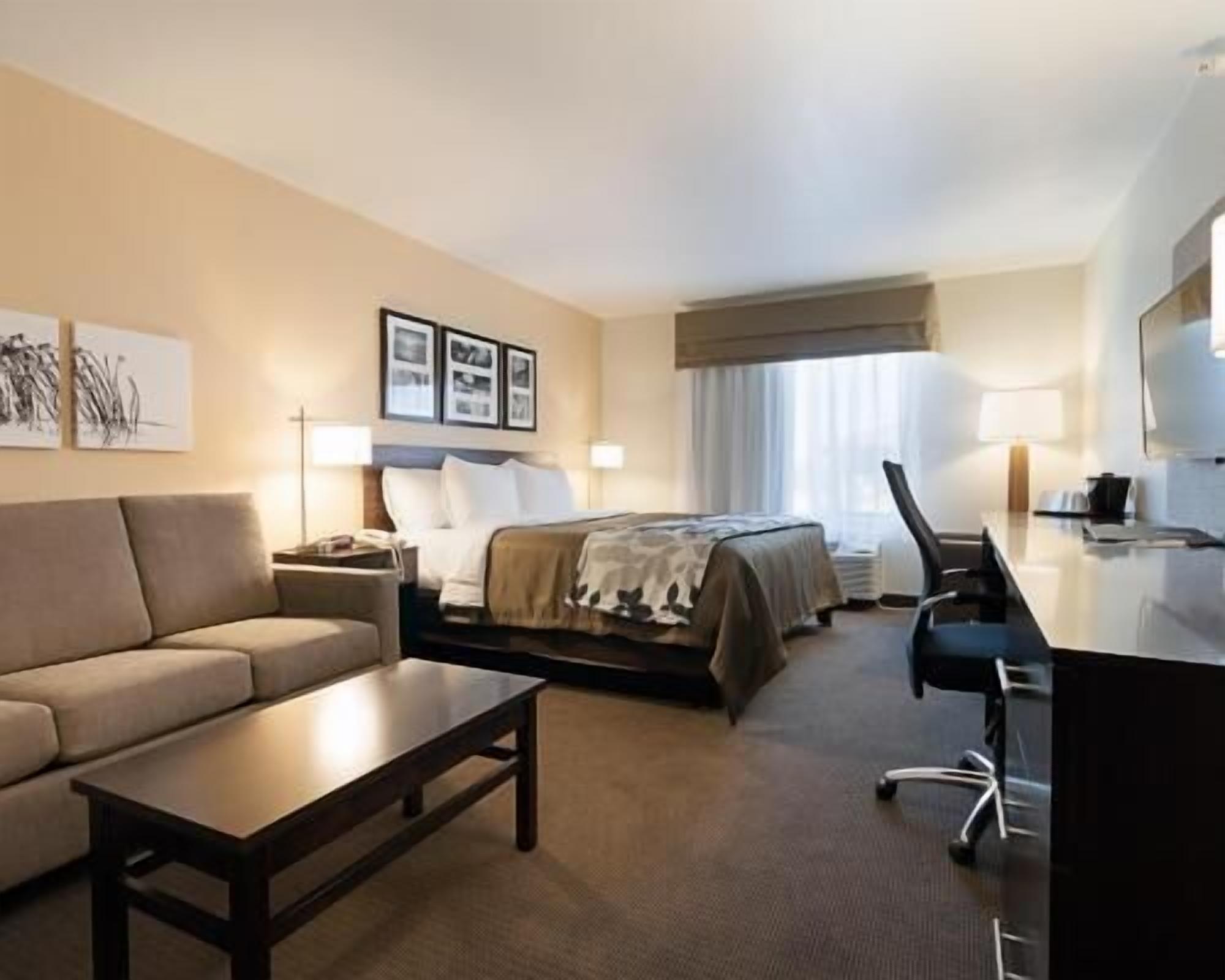 Escriptori, planxa i posts de planxar i llits addicionals 