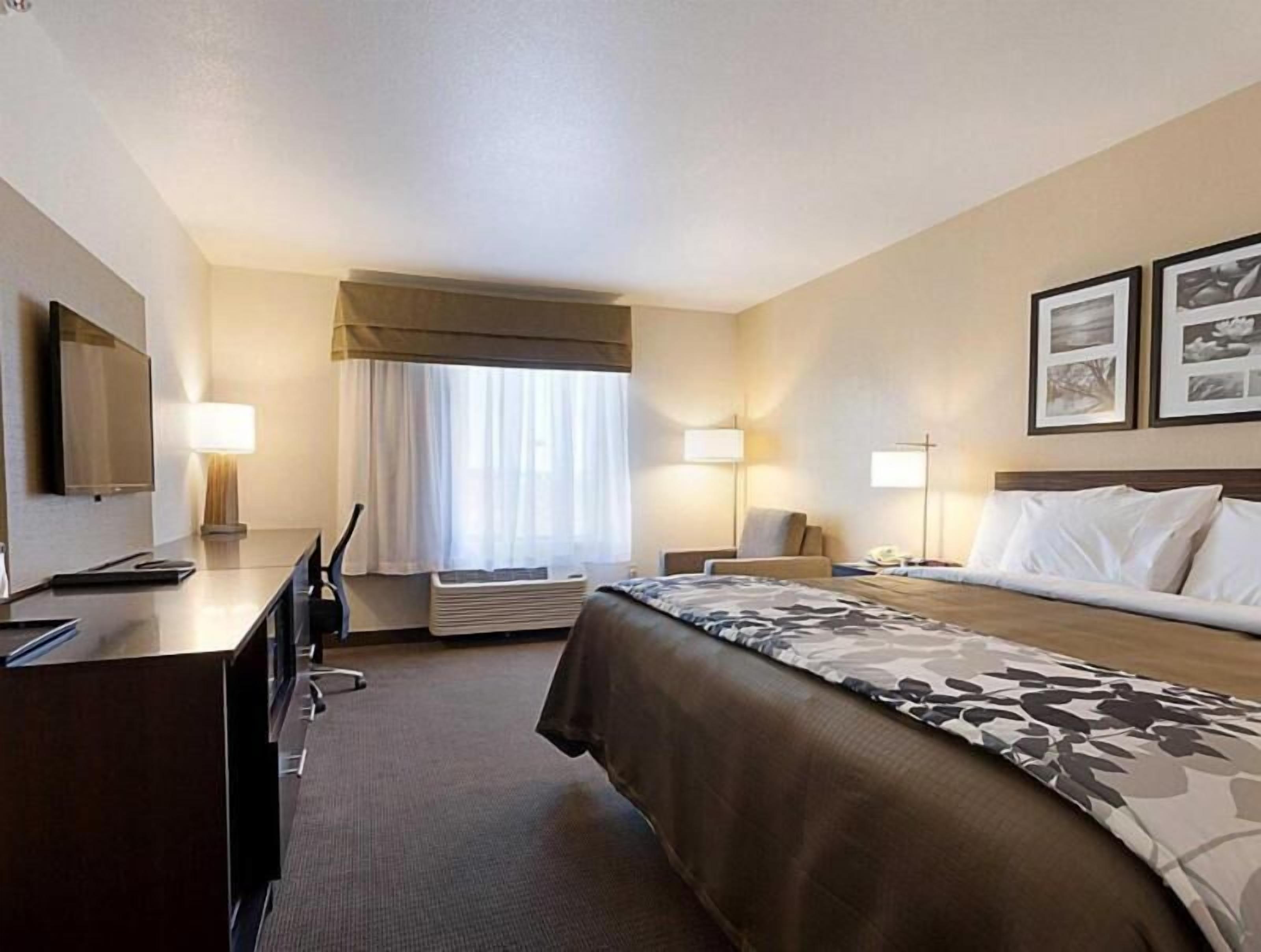 Escriptori, planxa i posts de planxar i llits addicionals 