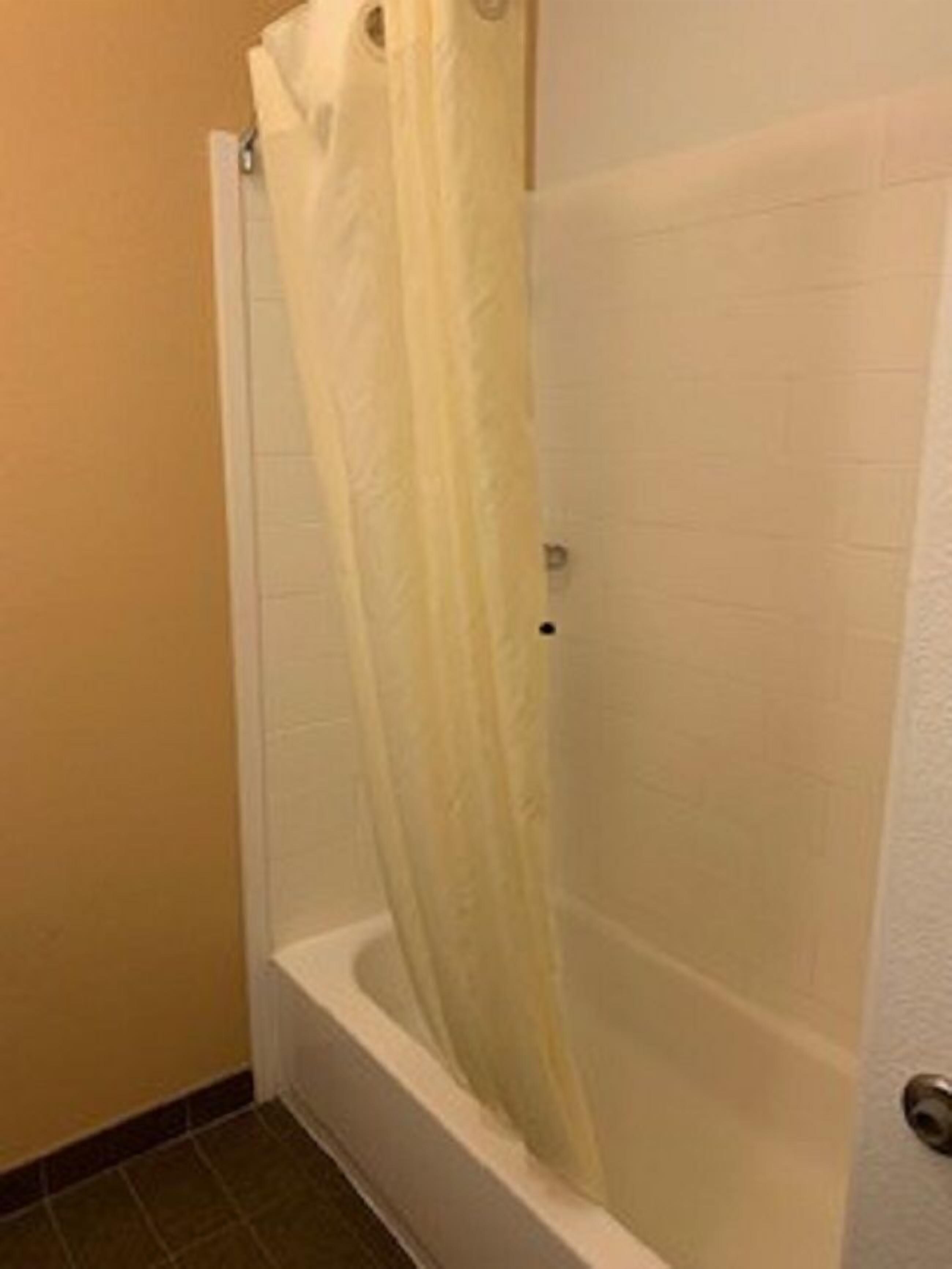 hydromassage showerhead, towels