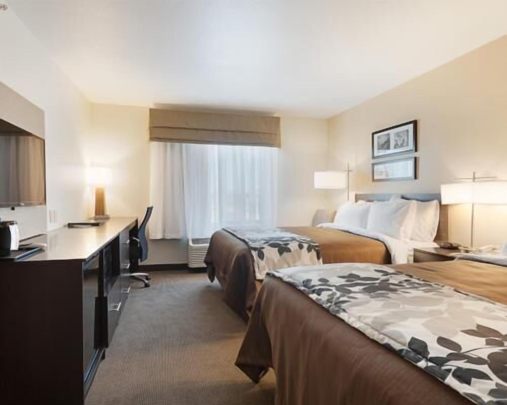 Escriptori, planxa i posts de planxar i llits addicionals 