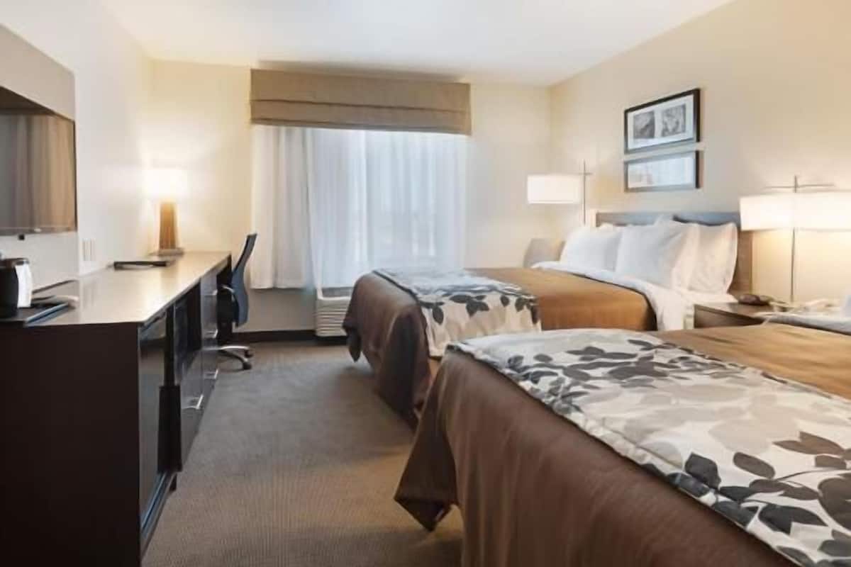 Escriptori, planxa i posts de planxar i llits addicionals