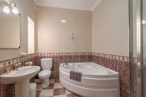 Standard Apartment, 3 Bedrooms, City View | Bathroom