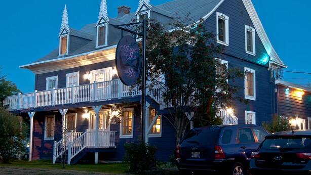 Front of property – evening/night - Auberge des Îles du Bic (Rimouski)