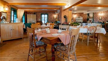 تقديم الإفطار والعشاء