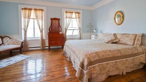 Room, 1 King Bed | Free WiFi, individually decorated, individually furnished - Auberge des Îles du Bic (Rimouski)