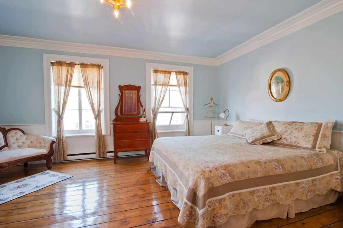 Quarto, 1 cama King | Individualmente decorados, individualmente mobiliados, Wi-Fi de cortesia