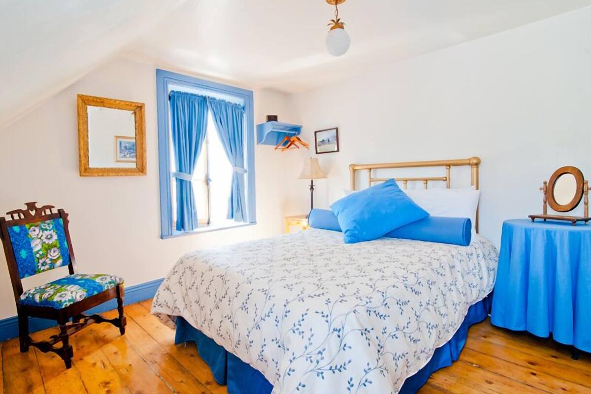 Wifi gratis, decoración personalizada y muebles diferentes 