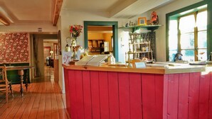 Breakfast and dinner served  - Auberge des Îles du Bic (Rimouski)