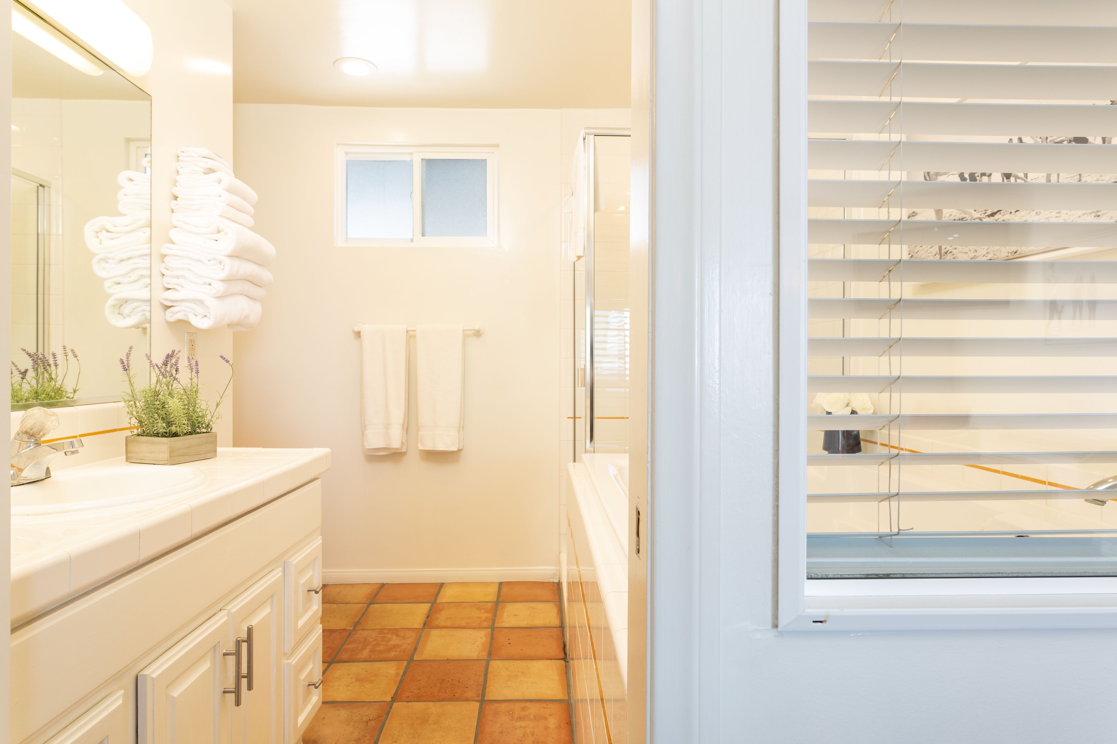 deluxe penthouse, ocean view | bathroom | free toiletries, hair dryer, towels