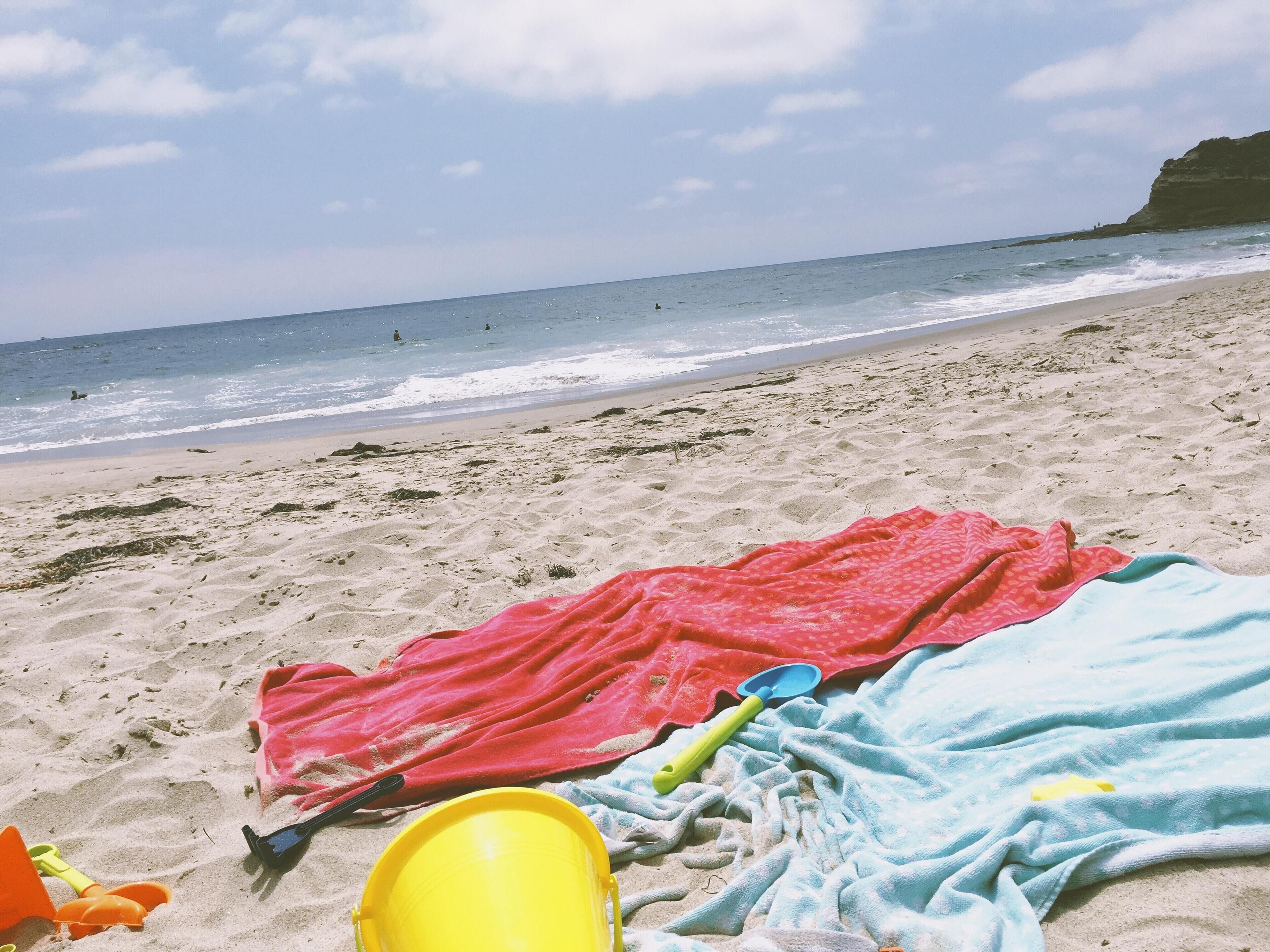 beach nearby, white sand, sun-loungers, beach umbrellas