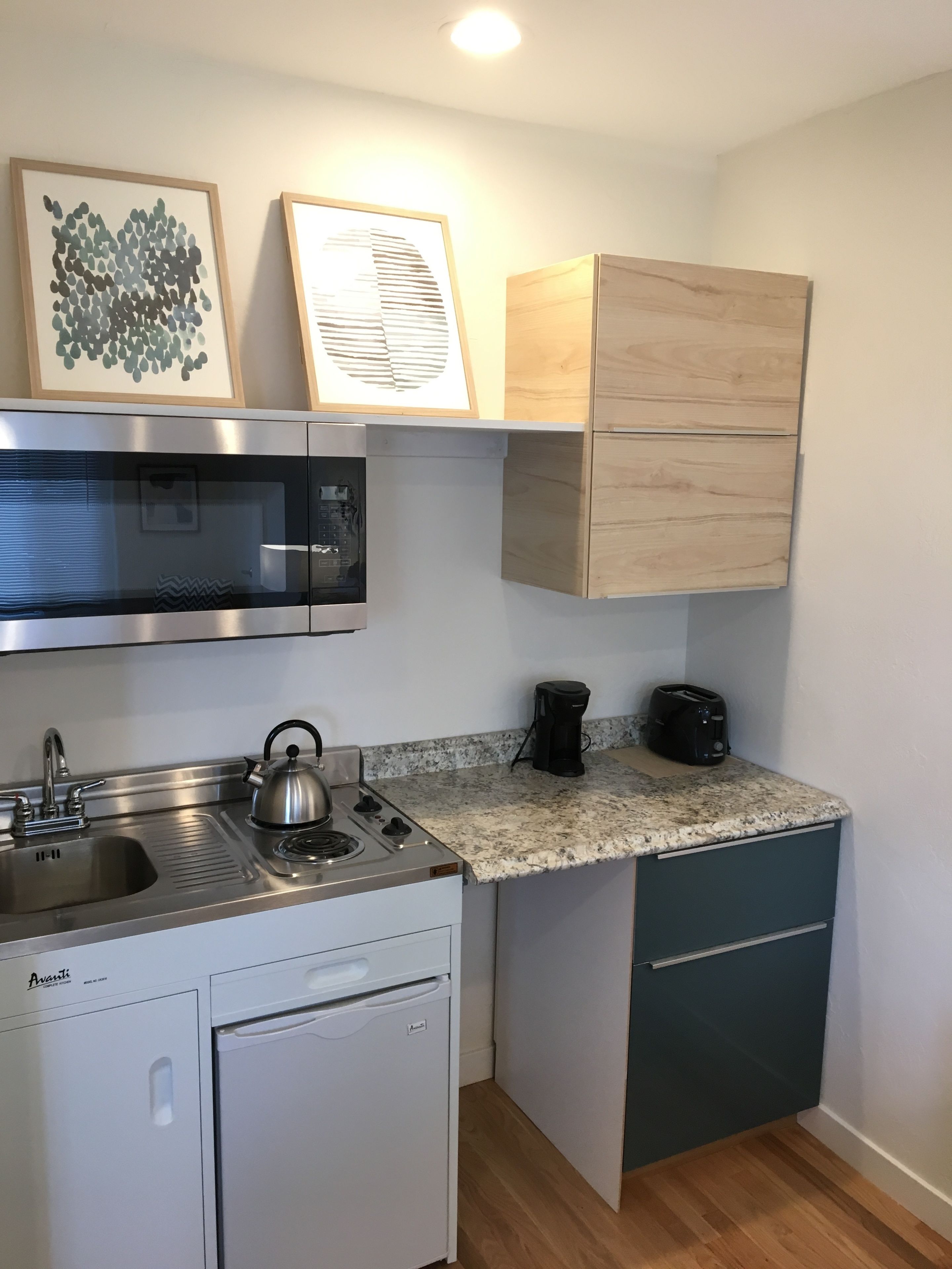 luxury studio, 1 queen bed, patio | private kitchenette | fridge, coffee/tea maker