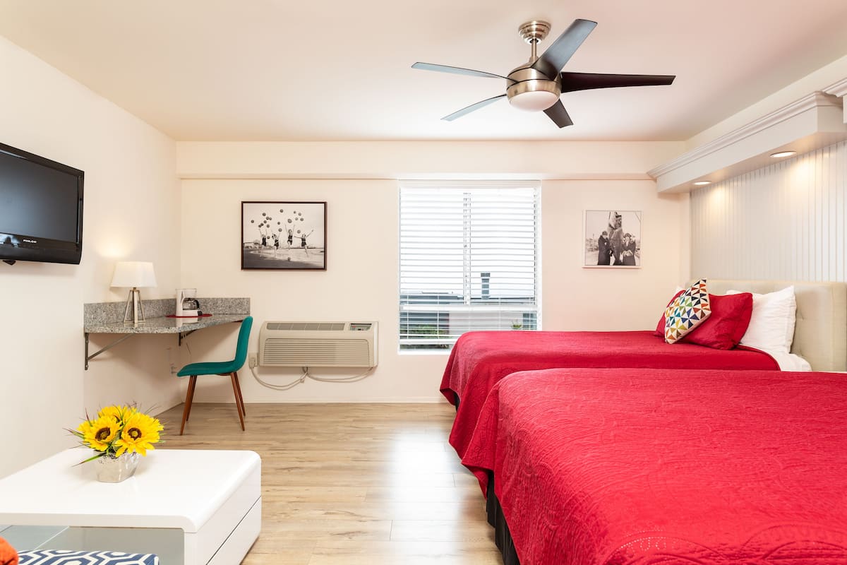 Chambre Simple, 2 grands lits | Coin séjour