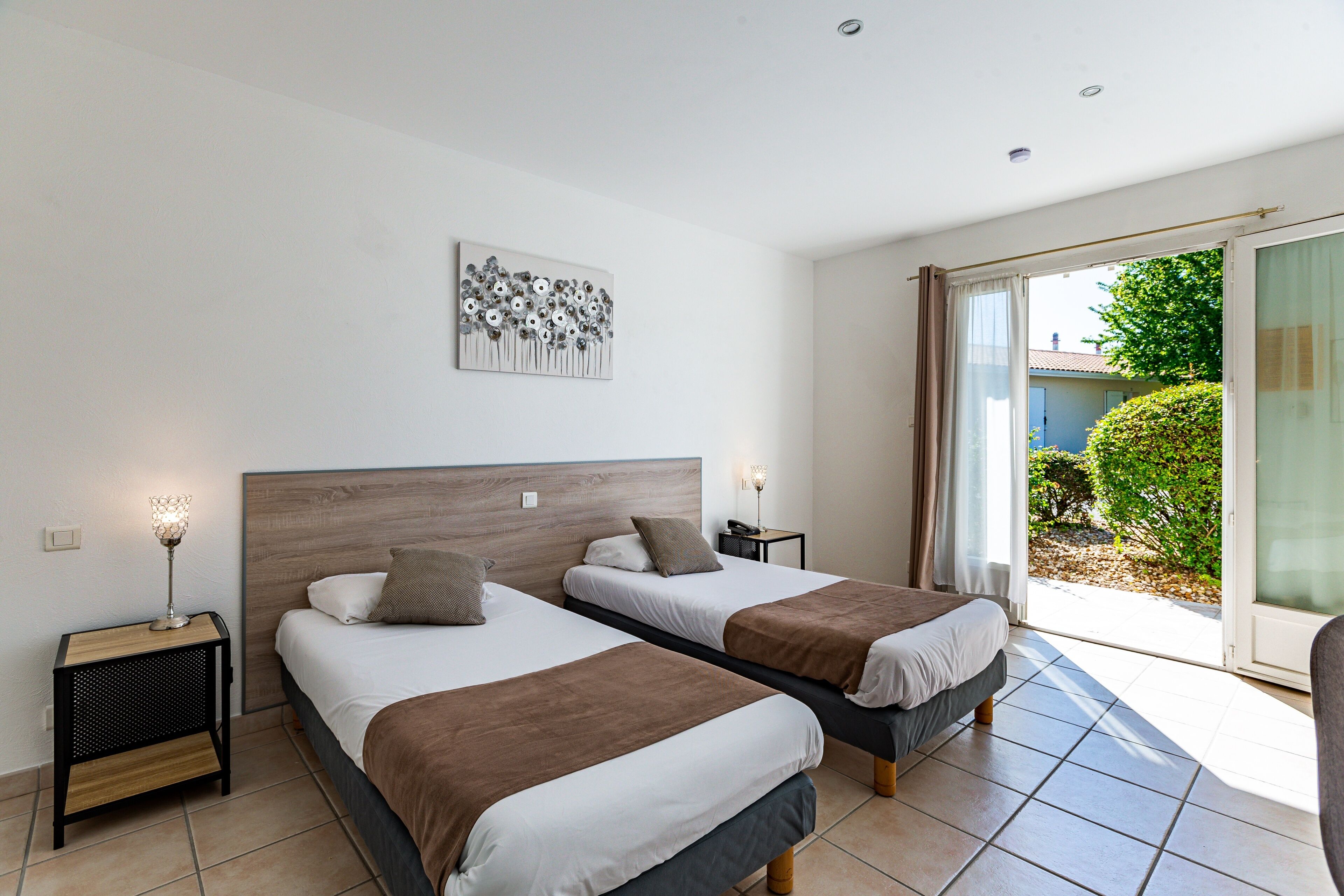 Twin kamer | Een kluis op de kamer, een bureau, geluiddichte muren