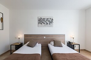 Habitación con 2 camas individuales | Caja de seguridad en la habitación, escritorio y insonorización 