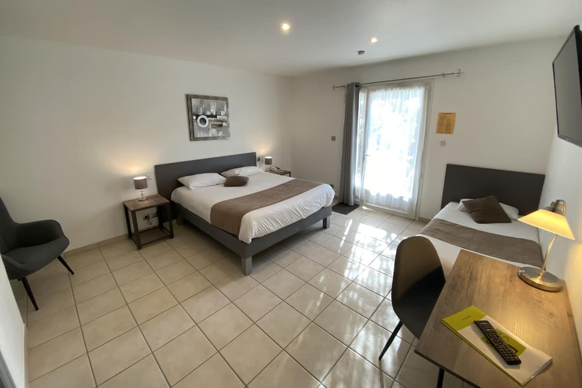 Kamar Triple | Brankas, meja kerja, kedap suara, dan setrika/meja setrika