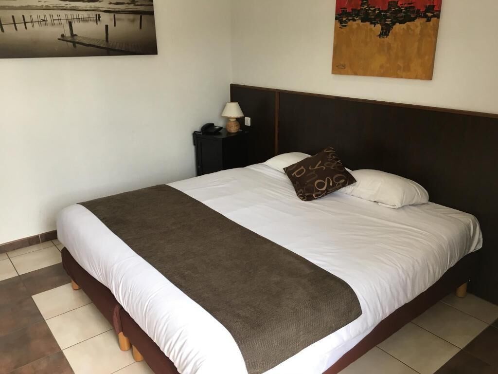 Caja de seguridad en la habitación y escritorio 
