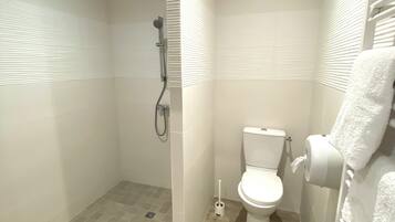Quadrupla Comfort | Bagno | Set di cortesia gratuito, asciugacapelli, asciugamani