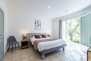 Double Room | In-room safe, desk, soundproofing, iron/ironing board - Logis Hôtel l'Oliveraie (Cognac)