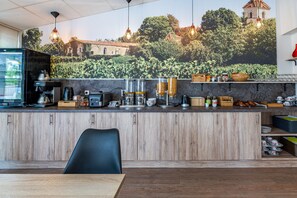 Breakfast, lunch, dinner served; local cuisine  - Logis Hôtel l'Oliveraie (Cognac)