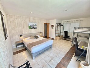 Habitación cuádruple Confort | Caja fuerte, escritorio, sistema de insonorización