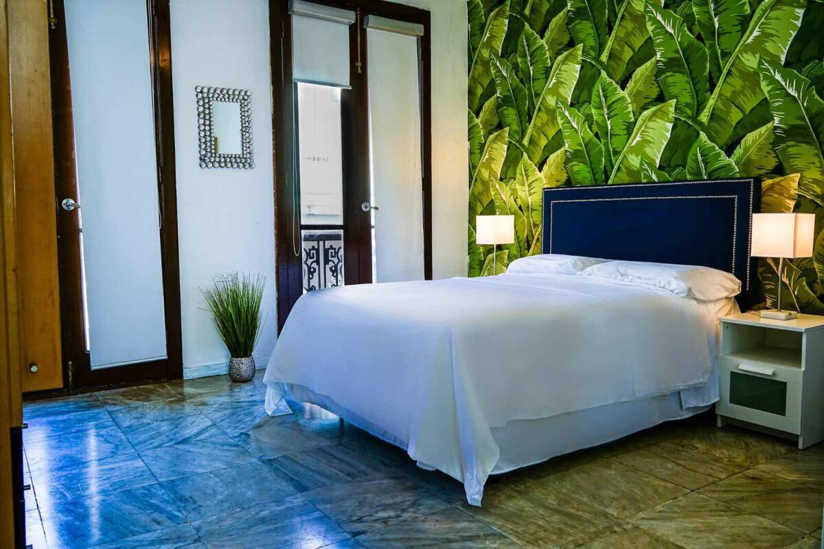 Quarto, sacada | Escrivaninha, roupa de cama