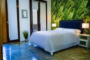 Escritorio y ropa de cama