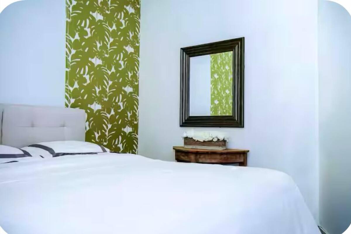 Quarto casal | Escrivaninha, roupa de cama