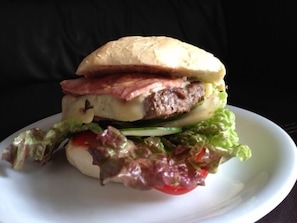 Déjeuner et dîner servis sur place