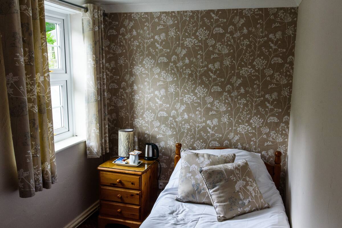Chambre Simple Économique, salle de bains commune | Draps en coton égyptien, fer et planche à repasser, Wi-Fi