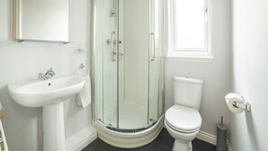 Standard Double Room | Bathroom - Clydesdale Hotel (Hamilton)