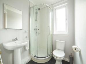 Standard Double Room | Bathroom | Shower, free toiletries, hair dryer, towels - Clydesdale Hotel (Hamilton)