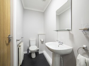 Standard-Zweibettzimmer | Badezimmer | Dusche, kostenlose Toilettenartikel, Haartrockner, Handtücher
