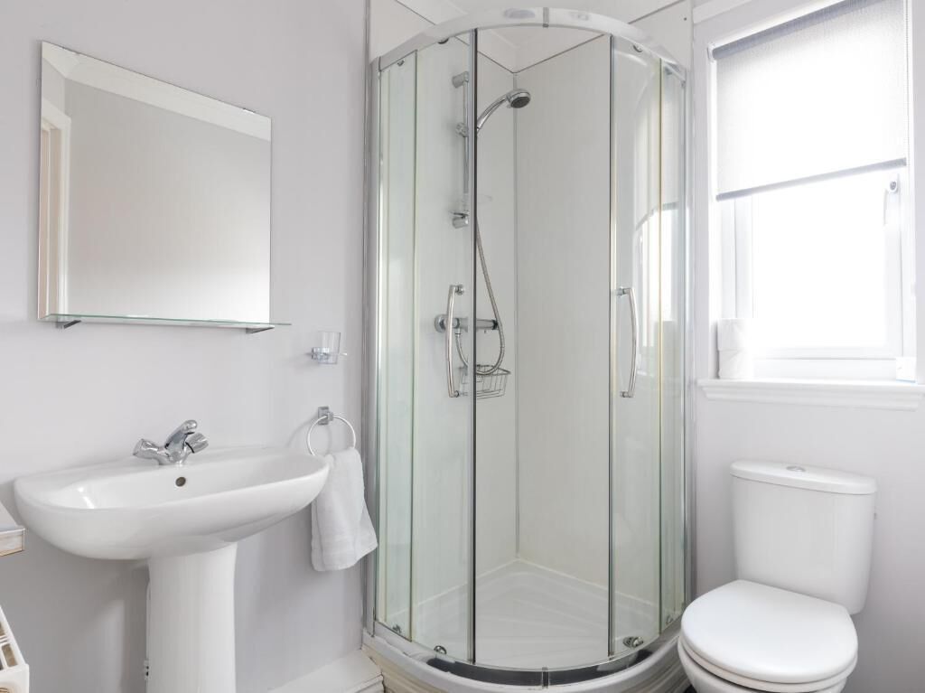 standard single room | bathroom | shower, free toiletries, hair dryer, towels