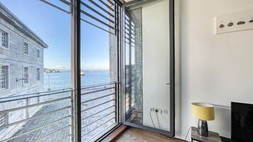 Departamento, baño en la habitación, vista al mar (37 Brewhouse) | Vista desde la propiedad