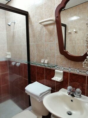 Dusche, kostenlose Toilettenartikel, Haartrockner
