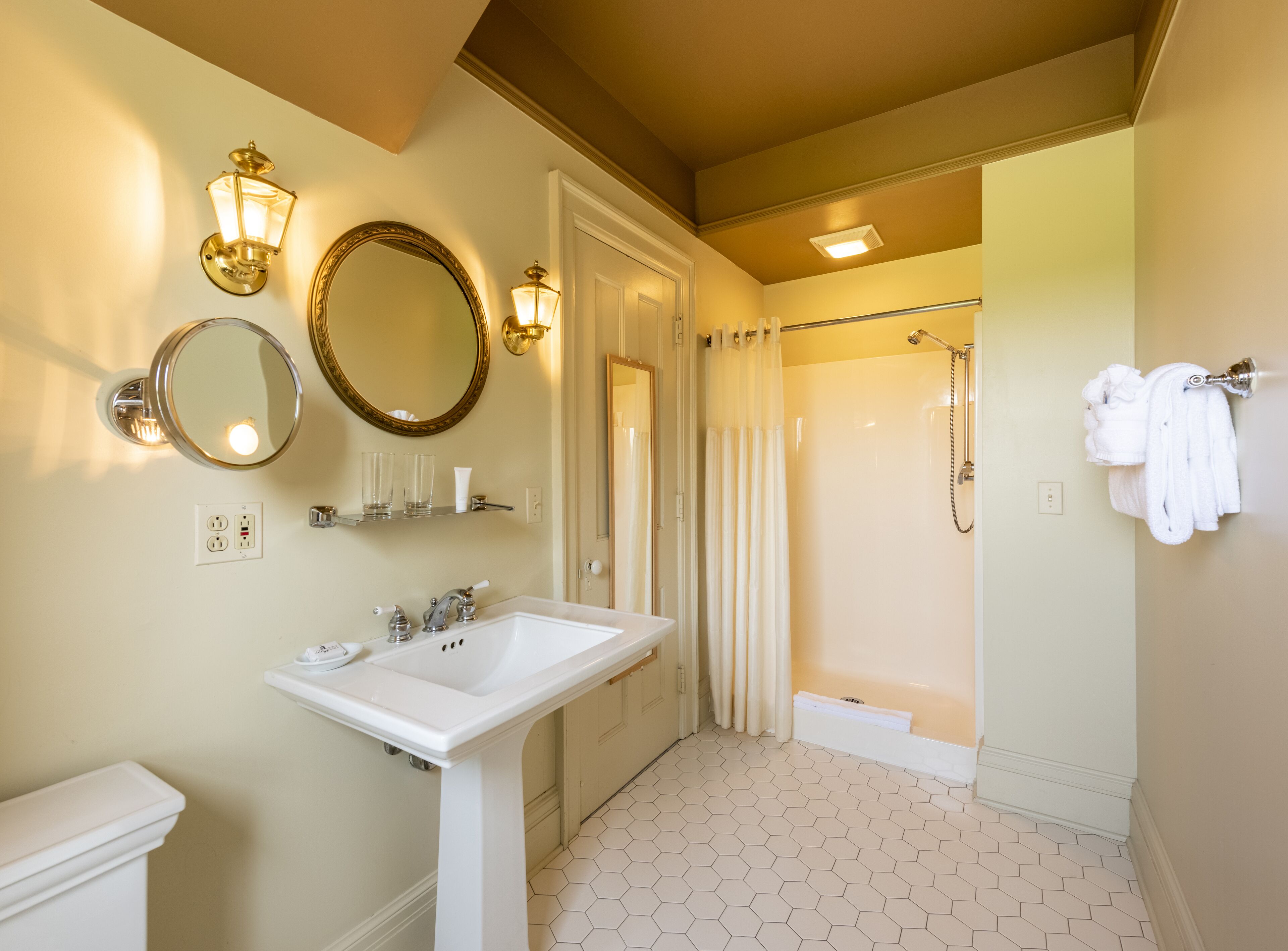 young room | bathroom | towels